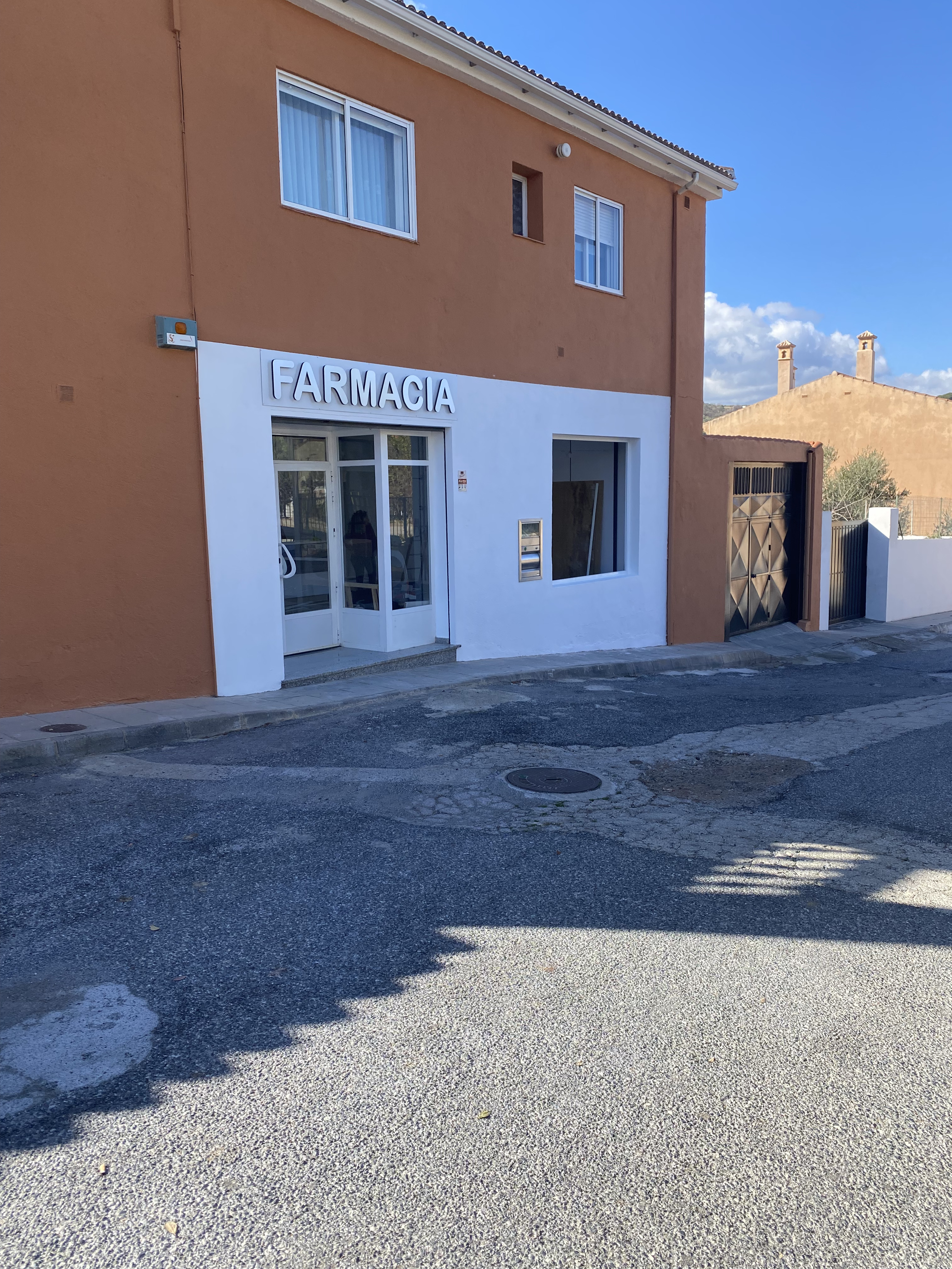 https://grupopalga.es/wp-content/uploads/2025/11/Farmacia-Pinos-del-Valle.jpg